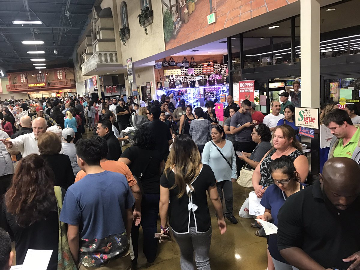 this-is-insane-line-at-cardenas-market-on-the-last-night-of-early-voting